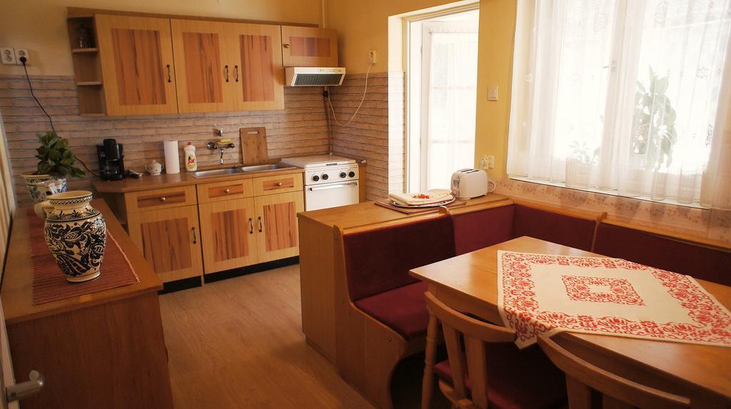 Hajnal Apartman Villa Gyula Room photo